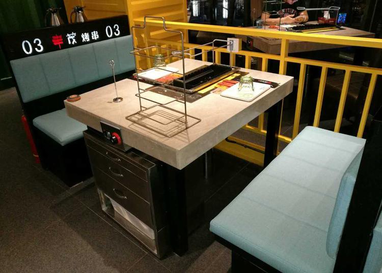 加盟全自動無煙燒烤店怎么選擇全自動翻轉(zhuǎn)燒烤設(shè)備