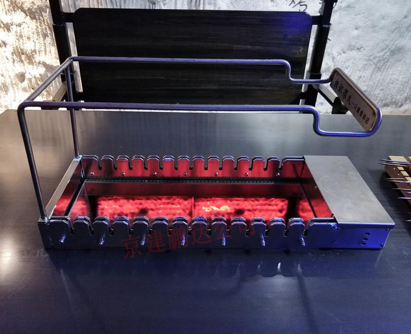 北京京建鵬達燒烤設備有限公司是起家比較早的廠家,在燒烤行業有一定的美譽,北京京建鵬達是一家自主研發生產銷售于一體的高新產業技術公司,公司有著完善的研發團隊和售后安裝服務團隊,公司有著自己的無煙燒烤店品牌“相識很久燒烤店”有著精湛的招商團隊面向全國招商加盟的客戶服務。相識很久燒烤加盟起源于北京,總部設在中國美麗首都-北京,2015年京建鵬達(北京)餐飲管理有限公司全面開始加盟連鎖事業。 夏天用木炭如何燒烤出健康美味的羊肉串? 公司經營以自助燒烤為主的餐飲連鎖店,我們的目標是打造特色小吃暢銷品牌。公司實行“六個統一”‘統一設備,統一原料,統一品質,統一形象,統一管理,統一文化’全心全意為大中小投資者提供全方位個性化的服務。包括從定制設備,店鋪人才輸出、預算裝修風格,燒烤技術培訓和材料,設備安裝,完善的售后服務,讓客戶享受一條龍、一站式服務,省去寶貴的時間和金錢。我公司主要生產室內無煙燒烤機、無煙燒烤桌、無煙燒烤桌椅等等,歡迎全國加盟的朋友前來參觀。24小時免費服務熱線:400-997-9255