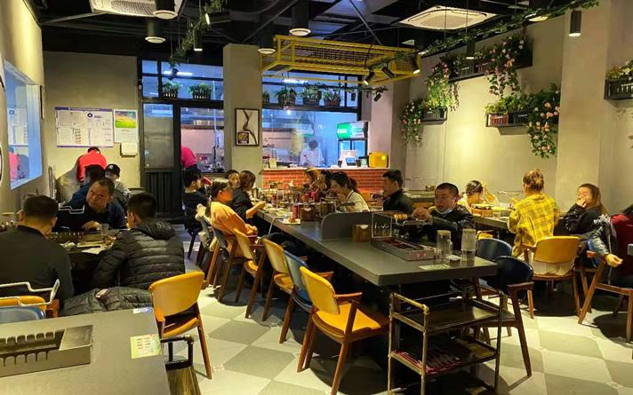 自動翻轉燒烤桌下排煙設計好還是上排煙設計好?